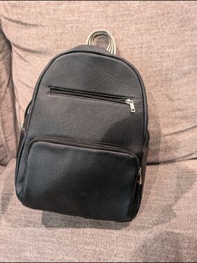 Thirty-One (Jewell) Black Women's Backpack - Casual Everyday Bag *Like new